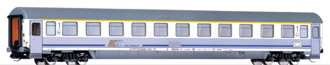 Passenger car 1st class in IC livery<br /><a href='images/pictures/Tillig/13536.jpg' target='_blank'>Full size image</a>